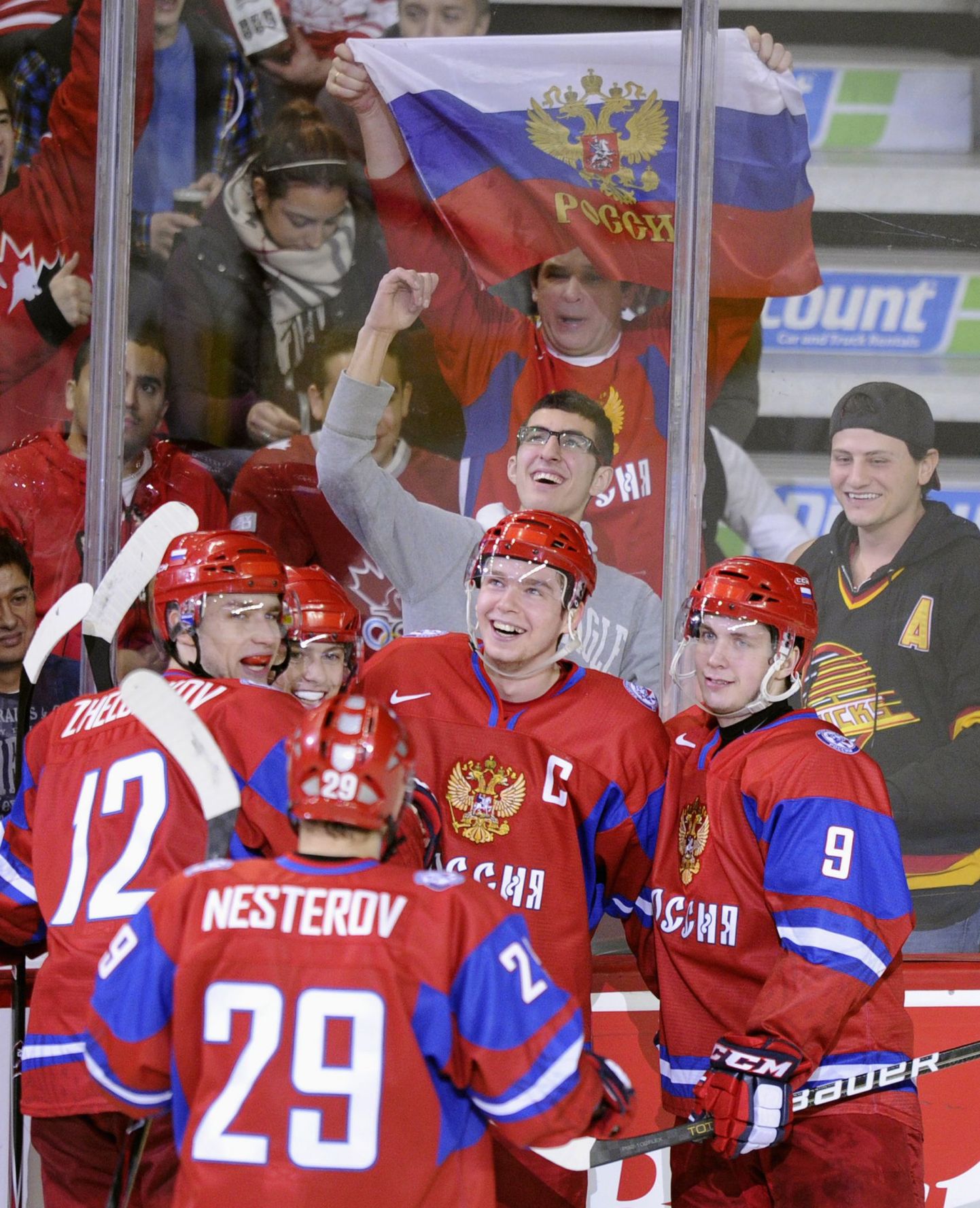 Venemaa U20 hokikoondis järjekordse värava üle rõõmustamas.