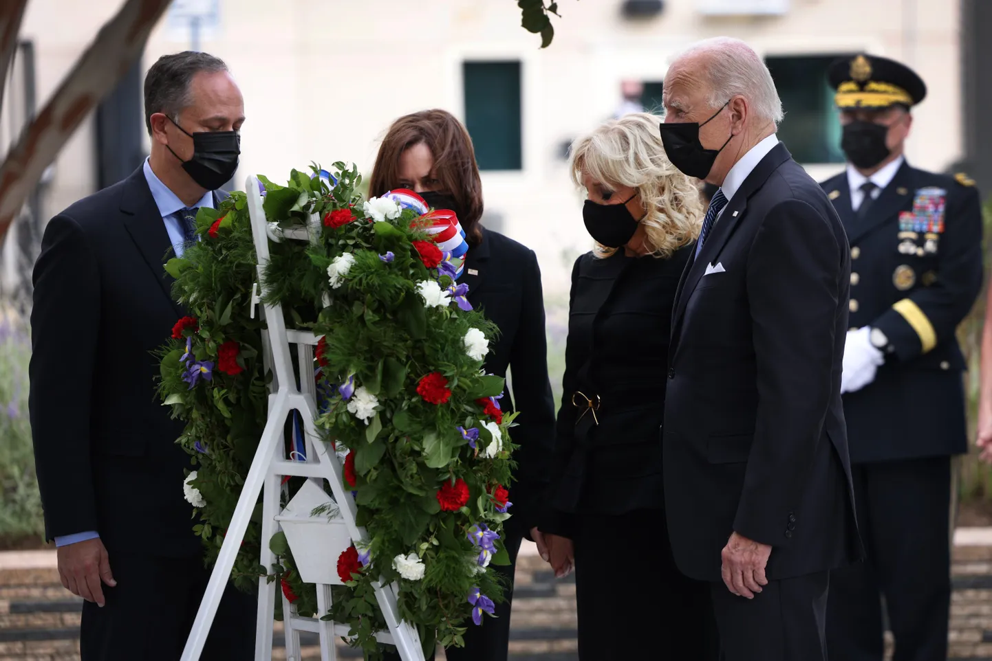 Президент Джо Байден, первая леди Джилл Байден, вице-президент Камала Харрис и второй джентльмен Дуг Эмхофф на церемонии возложения венков к мемориалу.