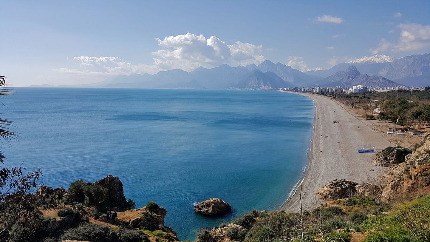 Antalya on tuntud oma liivarandade poolest, kuid Tauruse mäeaheliku lumised tipud lisavad rannapuhkusele samas dramaatilist silmailu.