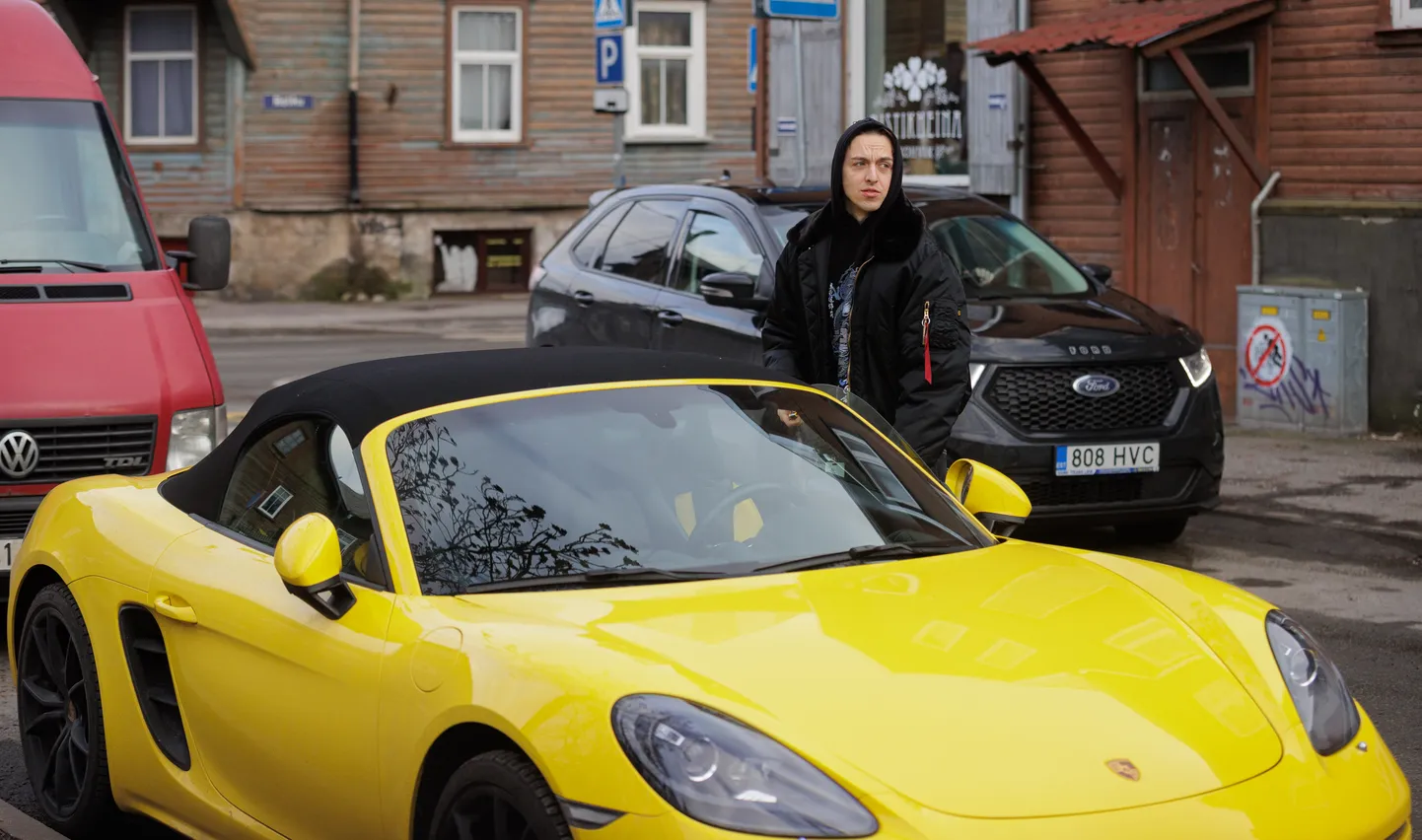 Kaader 2023. aastast, mil muusik Tommy Cash käis kohvikus ja istus seejärel oma kollase Porsche 718 Boxsteri rooli.