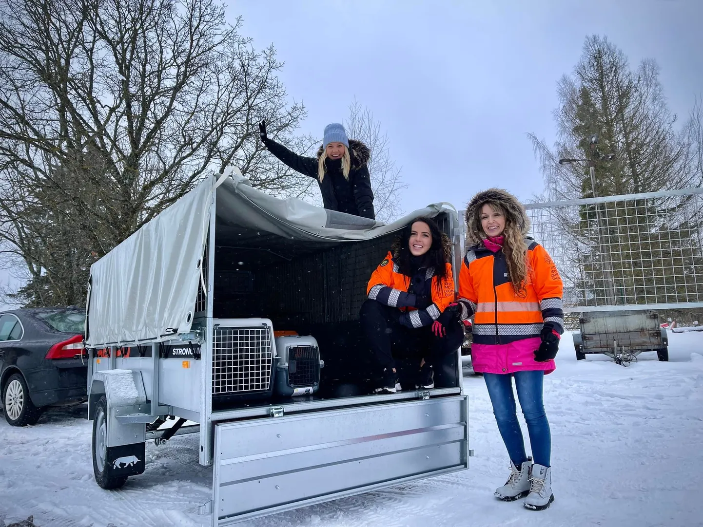 "Südamesoovi" saatejuht Keili Sükijainen andis Eesti metsloomaühingu vabatahtlikele Lee Lepiksoole ja Virge Võsujalale loomade vedamiseks sobiva auto järelhaagise üle Paides.