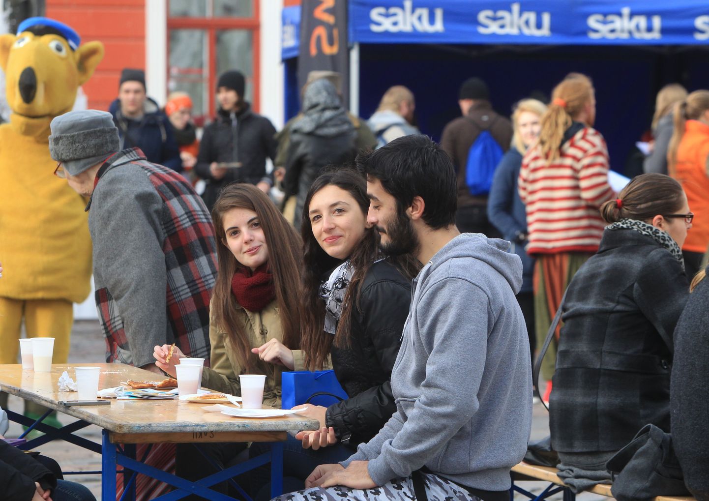 В рамках осенних студенческих дней жителей Тарту угощают блинами на Ратушной площади.