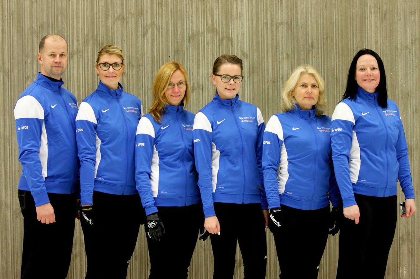 Женская сборная по керлингу (слева направо): главный тренер Эркки Лилль, капитан Майле Мёлдер, Кристиине Лилль, Триин Мадиссон, Кюллике Устав и Лембе Марле.