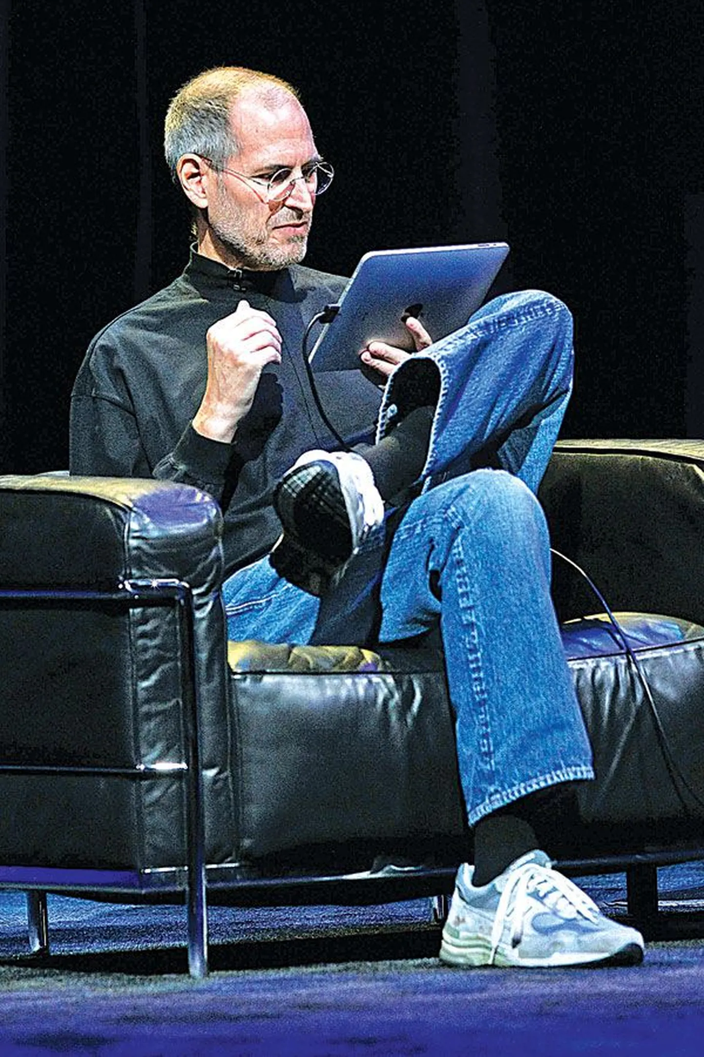 Steve Jobs 2010. aastal esitlemas iPadi, mis võimaldab lugeda e-raamatuid. Seljataga on väidetavad hinnakokkuleppe kõnelused kirjastajatega.