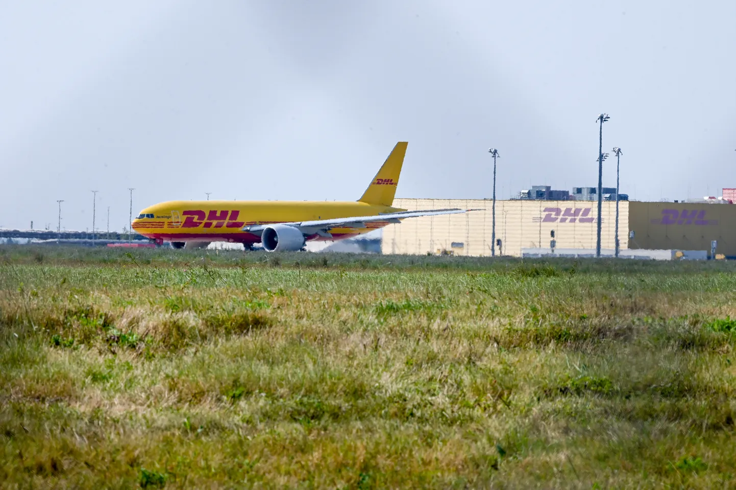 Грузовой самолет DHL в аэропорту Лейпциг-Халле в Германии.