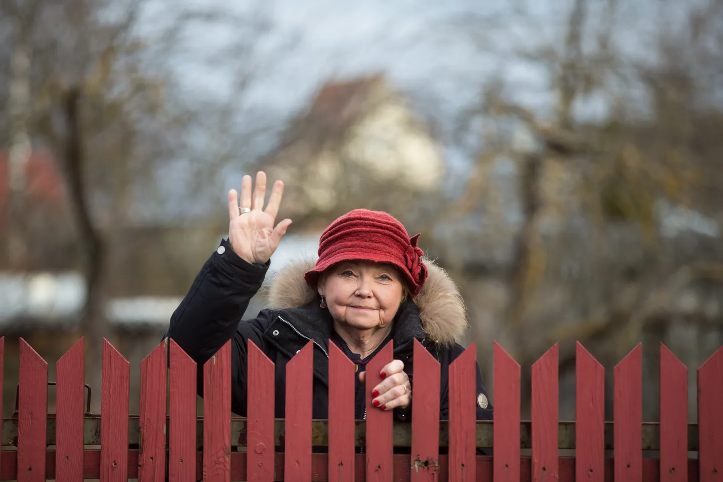 67-aastaselt oma elu parimas vormis: Ene Pajula Haapsalus asuva kodu aial lehvitamas.