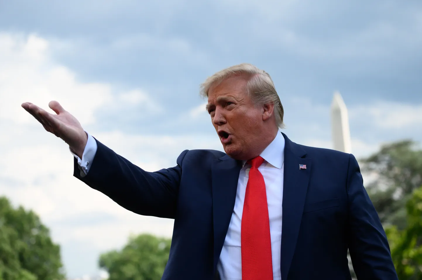USA president Donald Trump ajakirjanikega vestlemas.