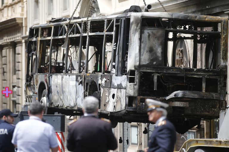 Roomas põlema süttinud buss. 
