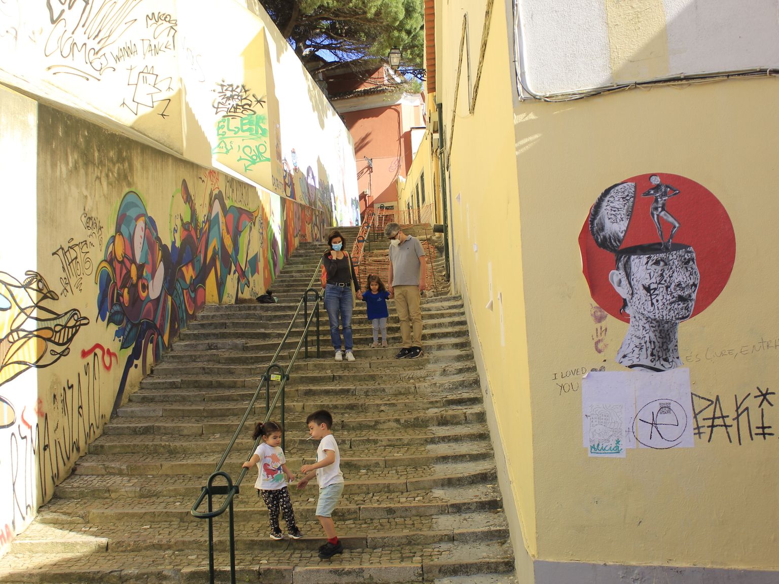Inimesed Lissaboni tänaval.