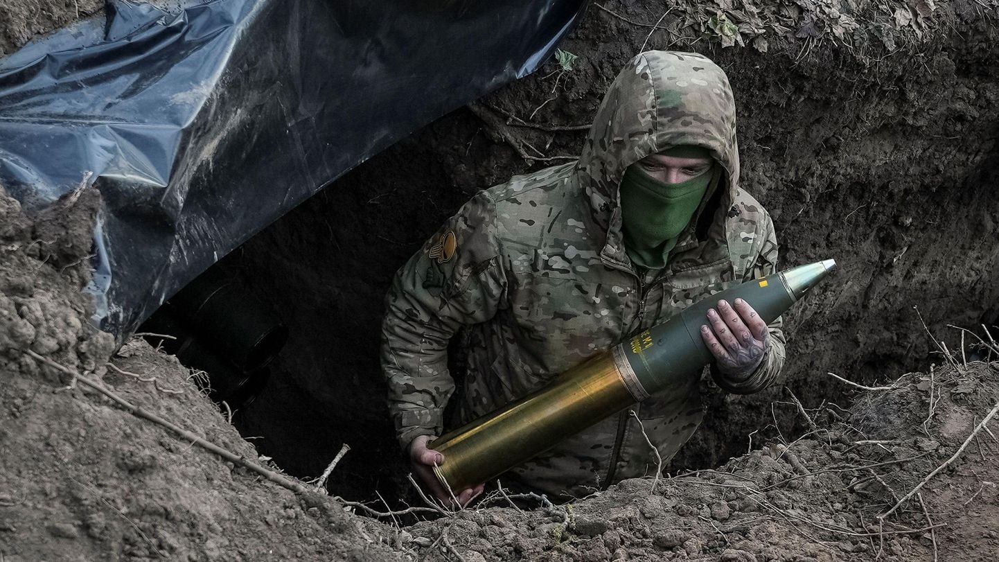Украинский солдат со снарядом
