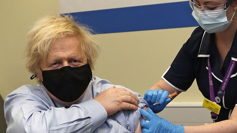В один день с французским премьером первую прививку от ковида получил в Лондоне и Борис Джонсон