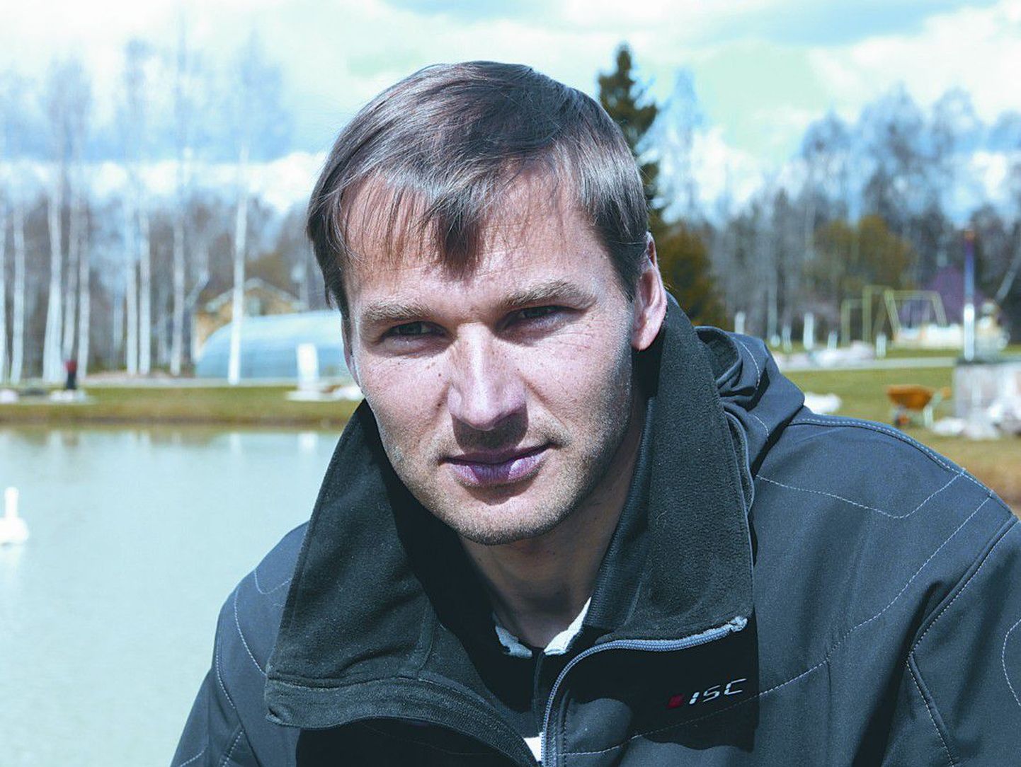 Знаменитый эстонский лыжник, двукратный олимпийский чемпион на дистанции 15 км классическим стилем, двукратный чемпион мира Андрус Веэрпалу в своем доме в Отепяэ в позапрошлую субботу.