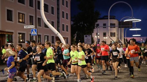 Võru linn täitus õhtupimeduses jooksjate ja kõndijatega