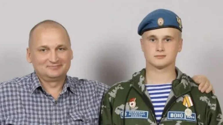 Николай Козлов (справа) принимал участие в операции по аннексии Крыма, а позже потерял обе ноги в боях на Украине. Его командование заявило, что он попал в чужую страну случайно