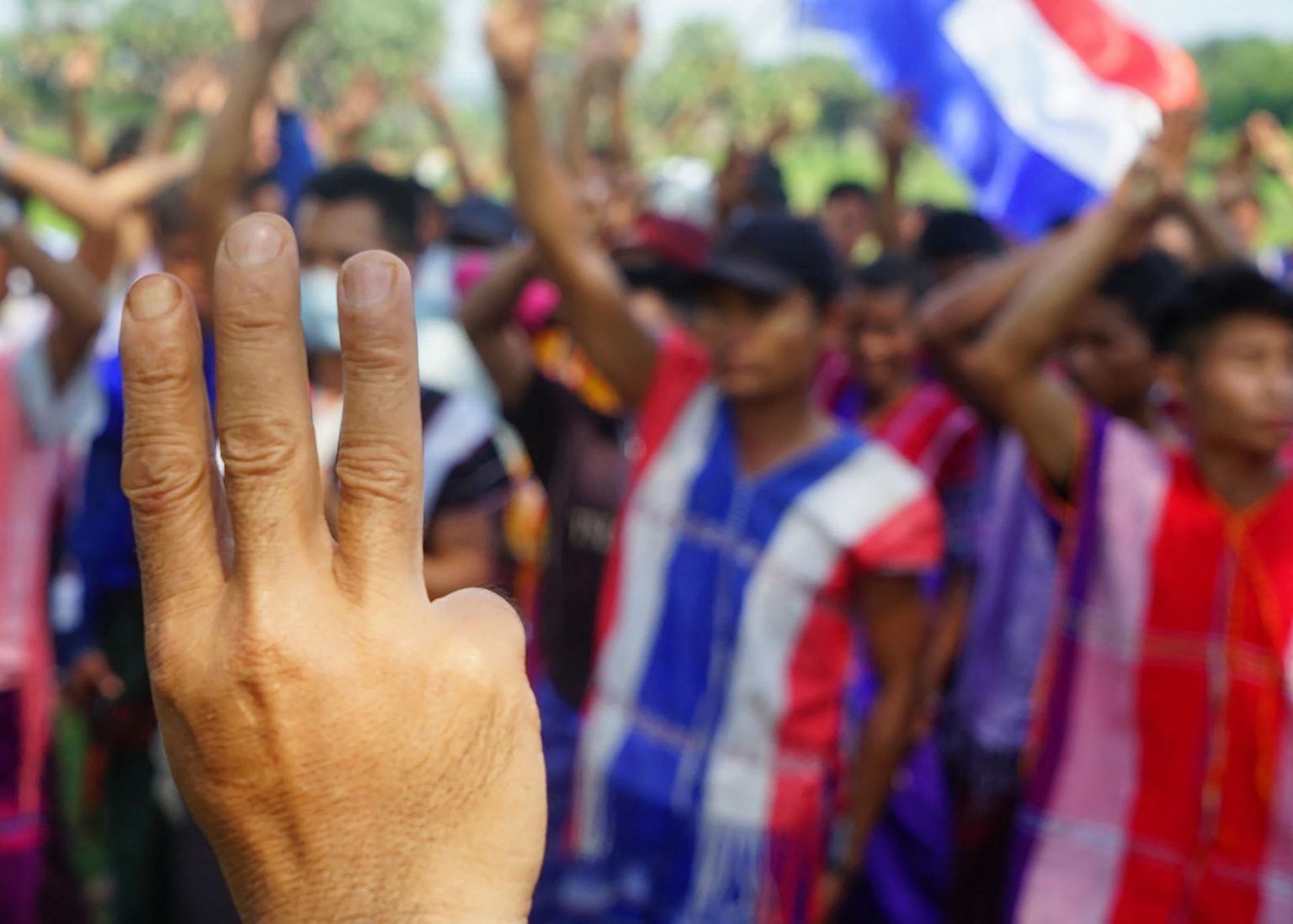 Kolme ülestõstetud sõrmega tervitus on saanud Birmas protestijate sümboliks. Käemärk on üle võetud «Näljamängude» triloogiast.
