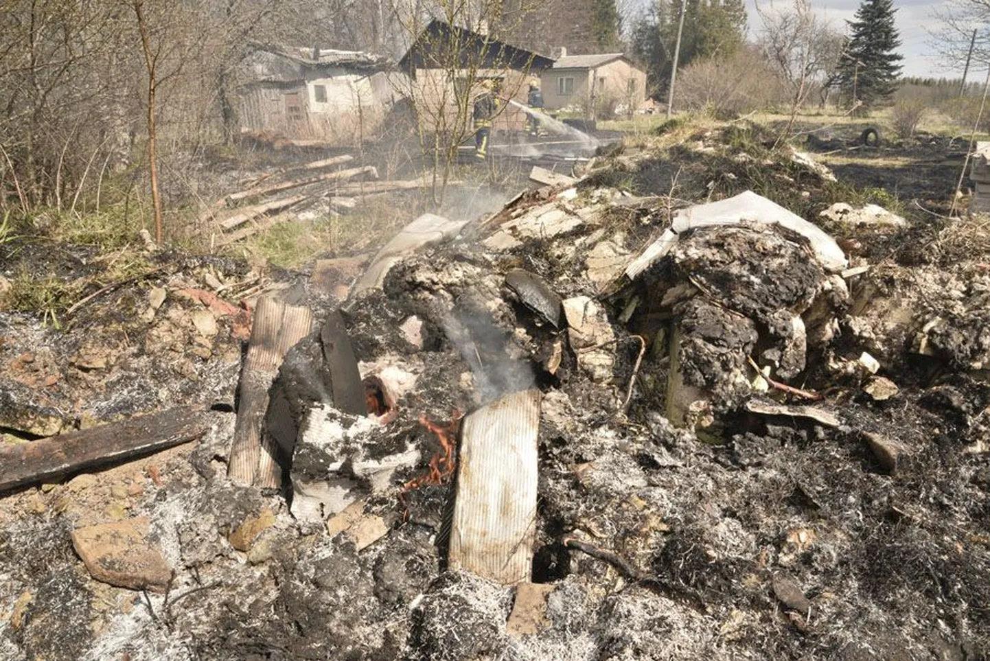 Pinskal põles tühja maja ümber kulu ja prügi.
