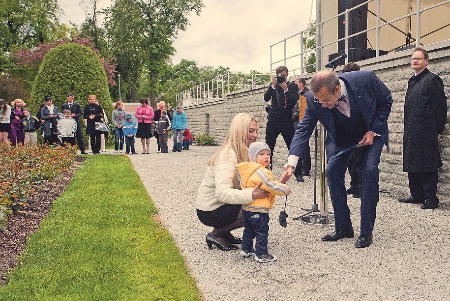 Гражданин Макар Панов (год и три месяца) пожимает руку президенту Ильвесу. Мама  Елена рядом для поддержки.