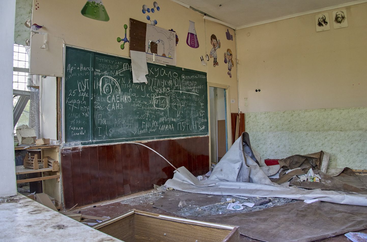 Класс в школе, пострадавшей в результате обстрела, в небольшом городе Мерефа в Харьковской области, Украина, 1 июня 2022 года.