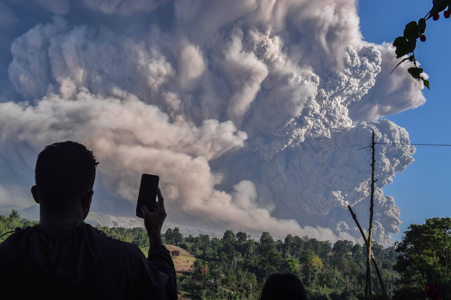 Indoneesias Põhja-Sumatral purskab Sinabungi vulkaan, saates võimsa tuhapilve 5 kilomeetri kõrgusele