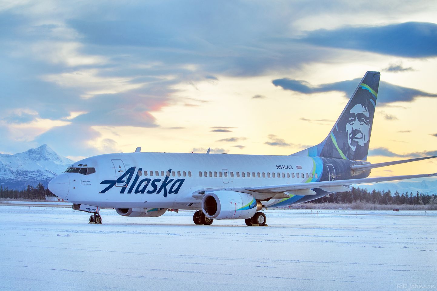 Alaska Yakutati lennuväljal maandumisel karuga kokku põrganud Alaska Airlinesi reisilennuk.