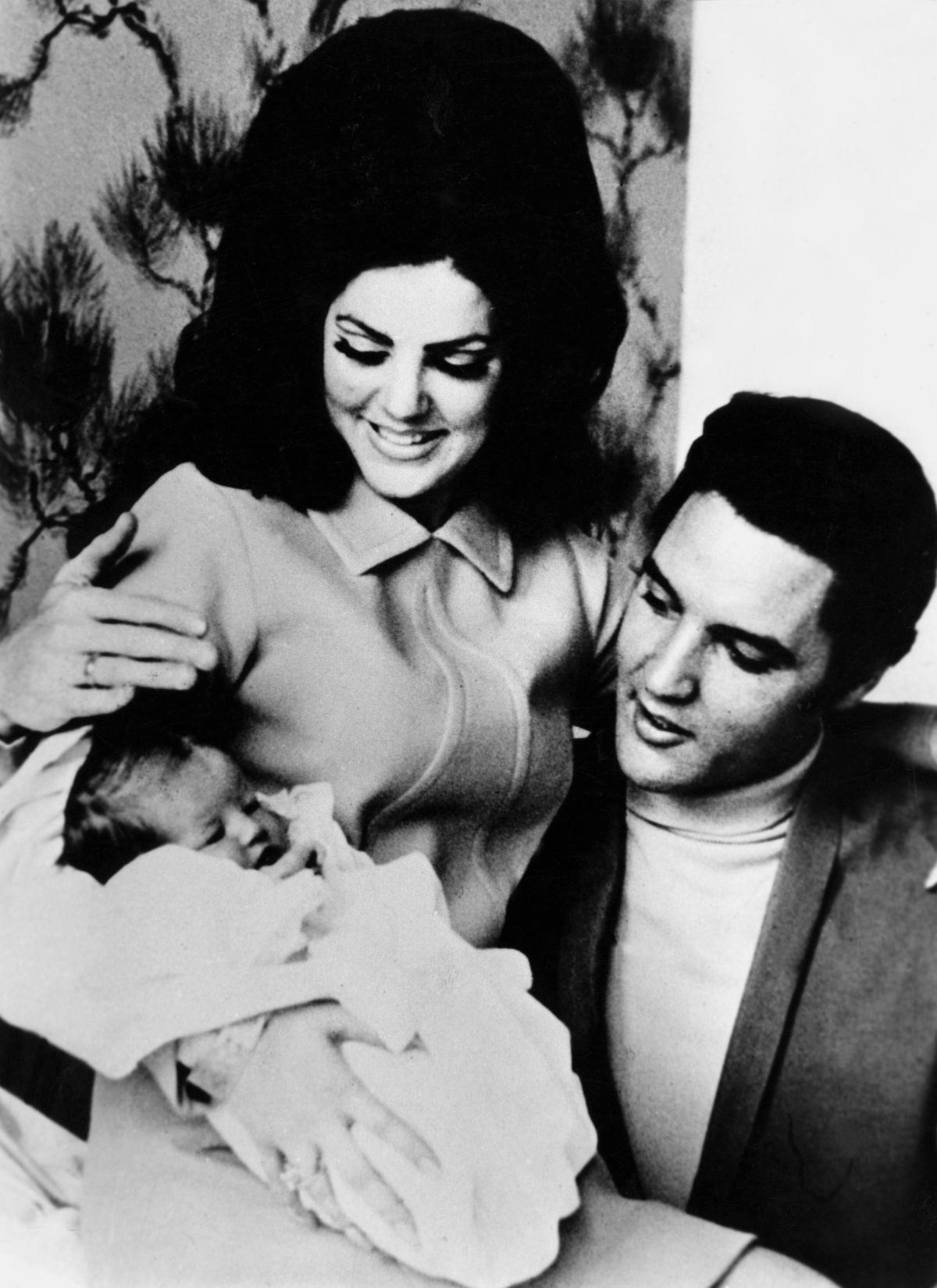 Priscilla ja Elvis Presley koos tütre Lisa Mariega.