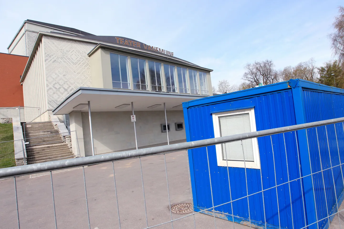 Vanemuise Riia tänava poolne külg ja peasissepääsu esine ala on piiratud, sest alanud on remondi viimane järk. Kes soovib praegu etendustele pileteid osta,
peab seda tegema internetist või minema teatri väikese maja piletikassasse.