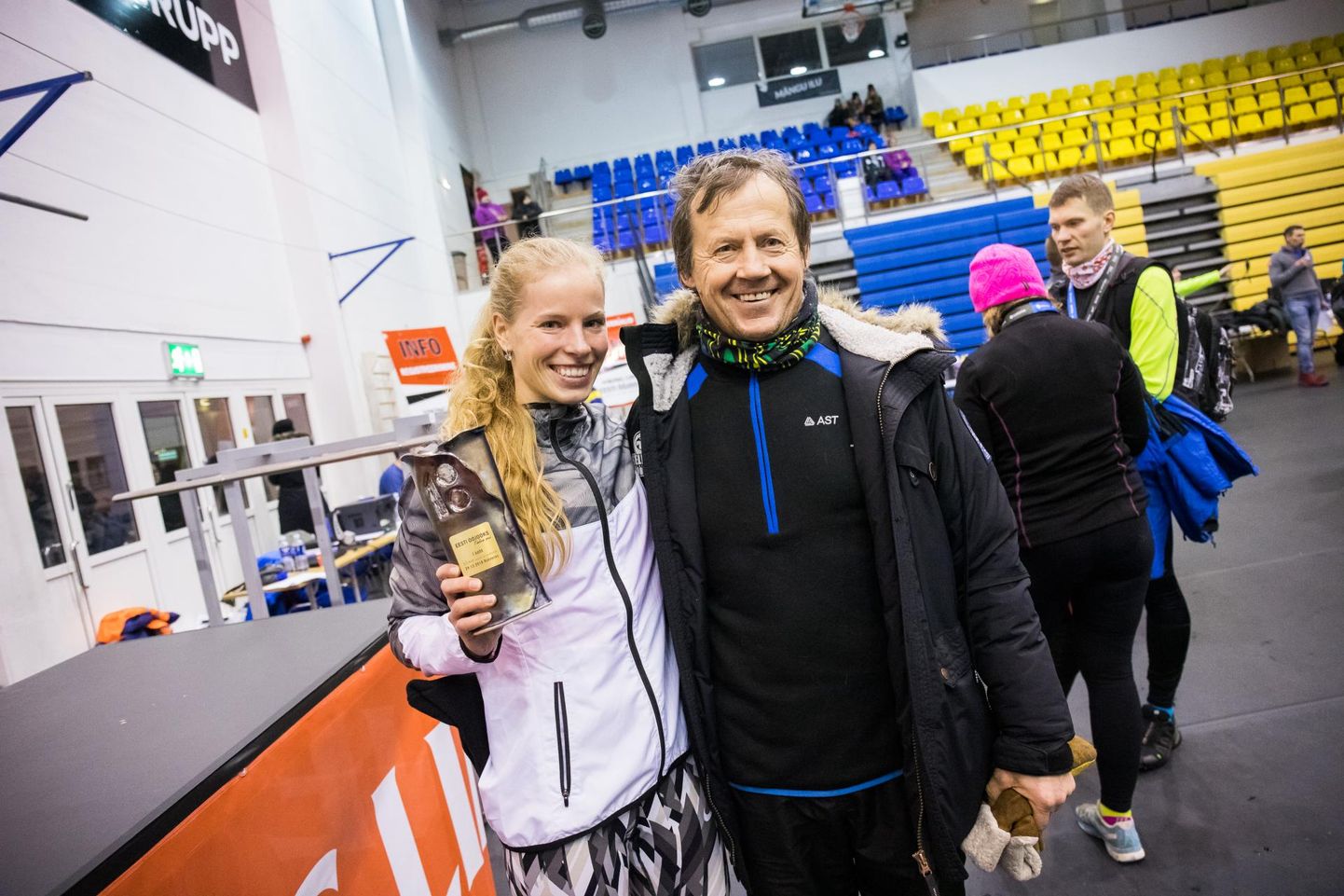 Lääne-Virumaa edukaimal keskmaajooksjal Kelly Nevolihhinil ja tema treeneril Väino Kondojal oli aasta tagasi põhjust talvise ööjooksu võidu üle rõõmustada. Juhendaja on hoolealust innustamas selgi korral.