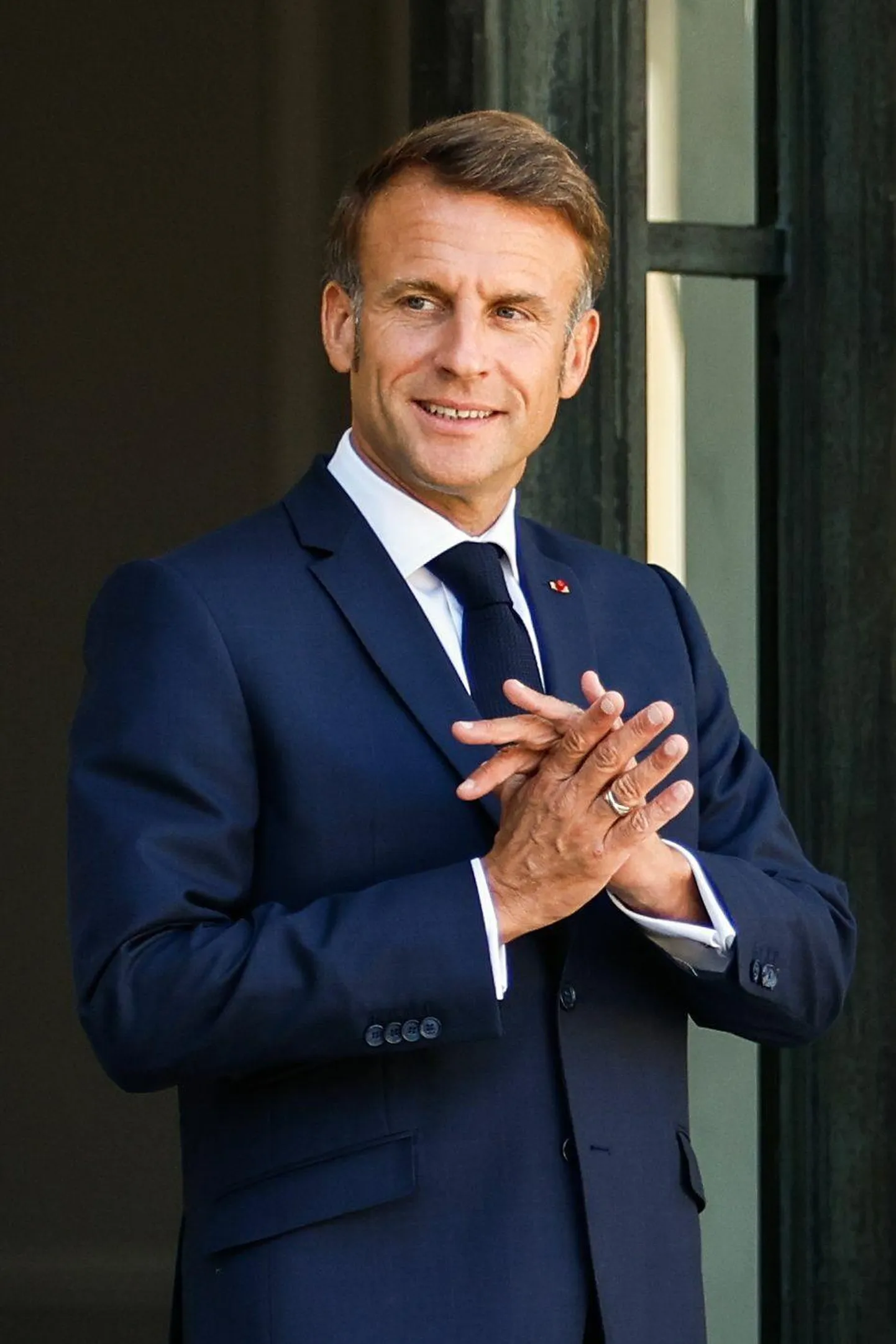 Prantsuse president Emmanuel Macron ootas eile Élysée palee trepil oma Saksa kolleegi Frank-Walter Steinmeierit. Tema võõrustamise eel ja järel pidas Macron ka konsultatsioone uue valitsuse moodustamise asjus.