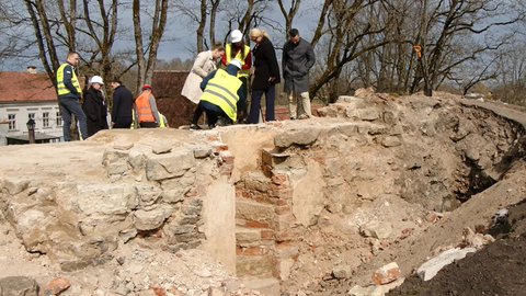 Kuldīgā atklāj unikālus pils fragmentus