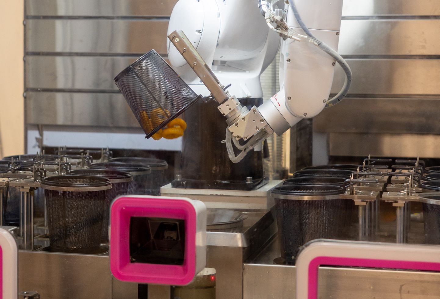 Pekingi pressikeskuse sööklas valmistavad toitu robotid. Läksime siis meiegi seda ilmaimet kaema.