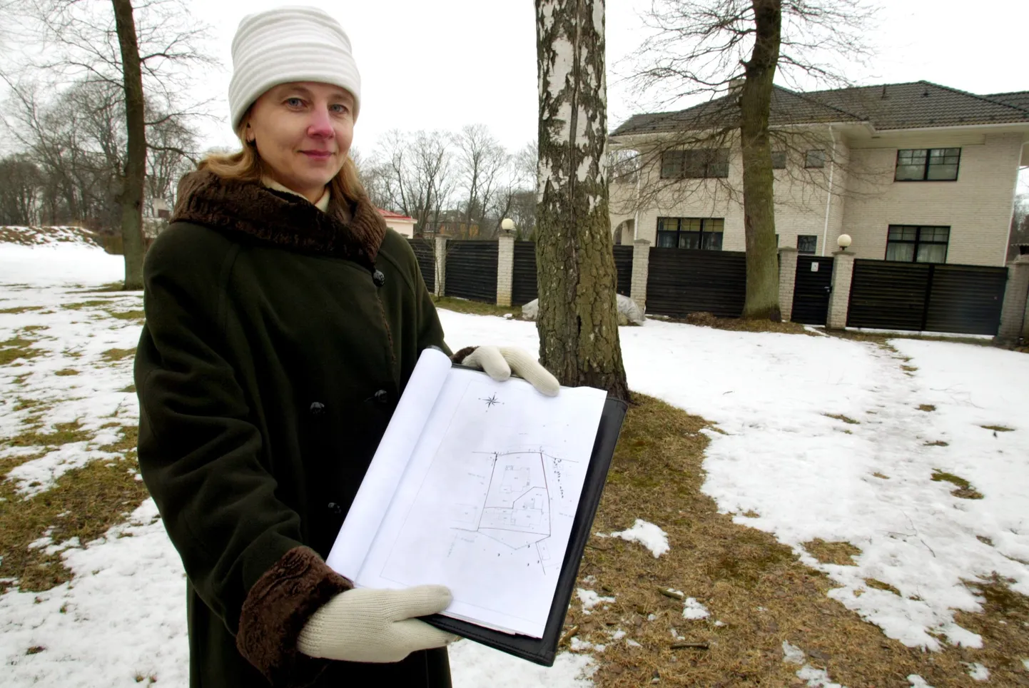 Tallinna maa-ameti töötaja Anne Kass näitab kolm aastat tagasi Postimehele, et ärimees Indrek Stahli aed ulatub Kadrioru pargi territooriumile.