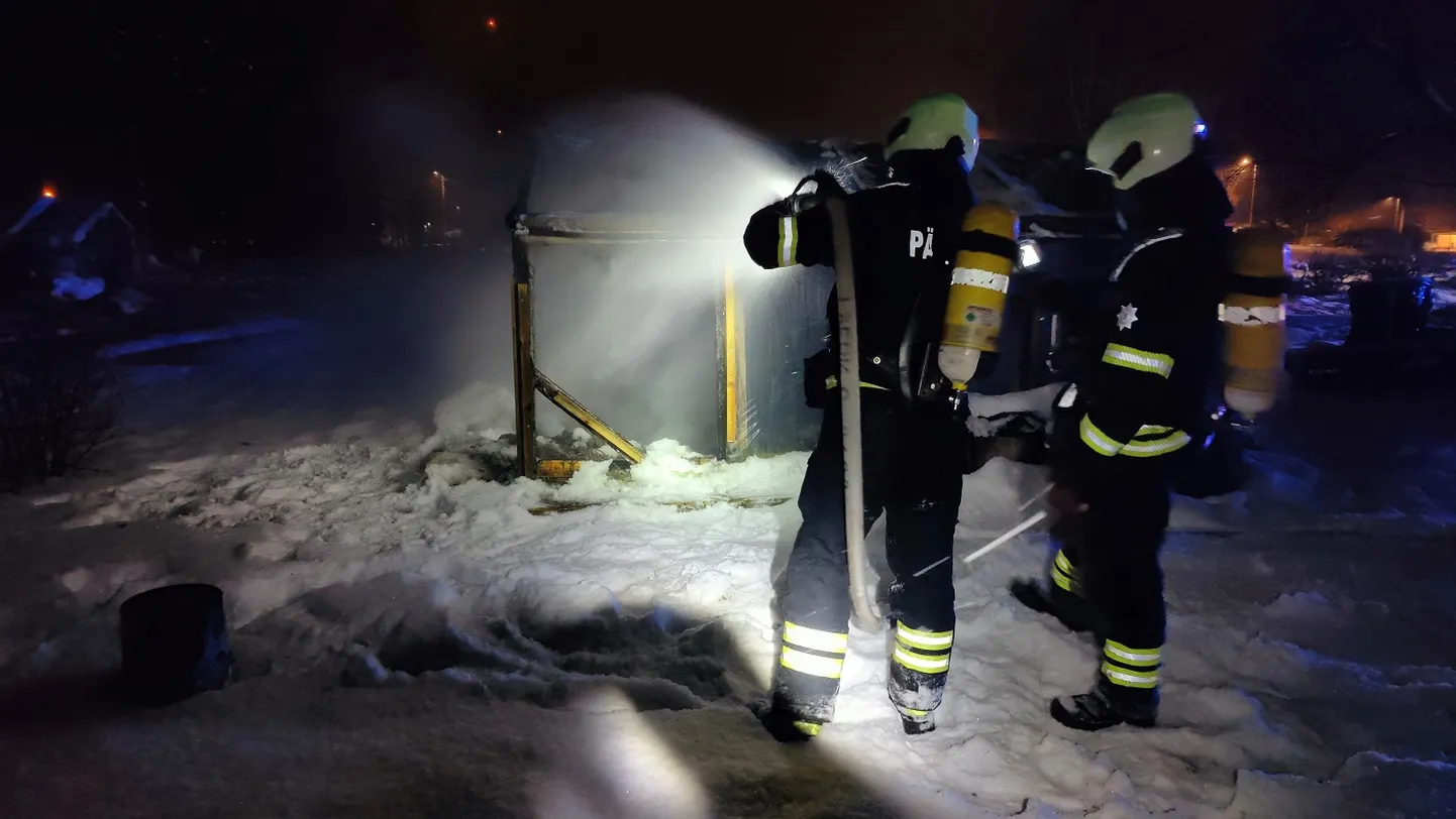Tõrvas põles kasvuhoone.