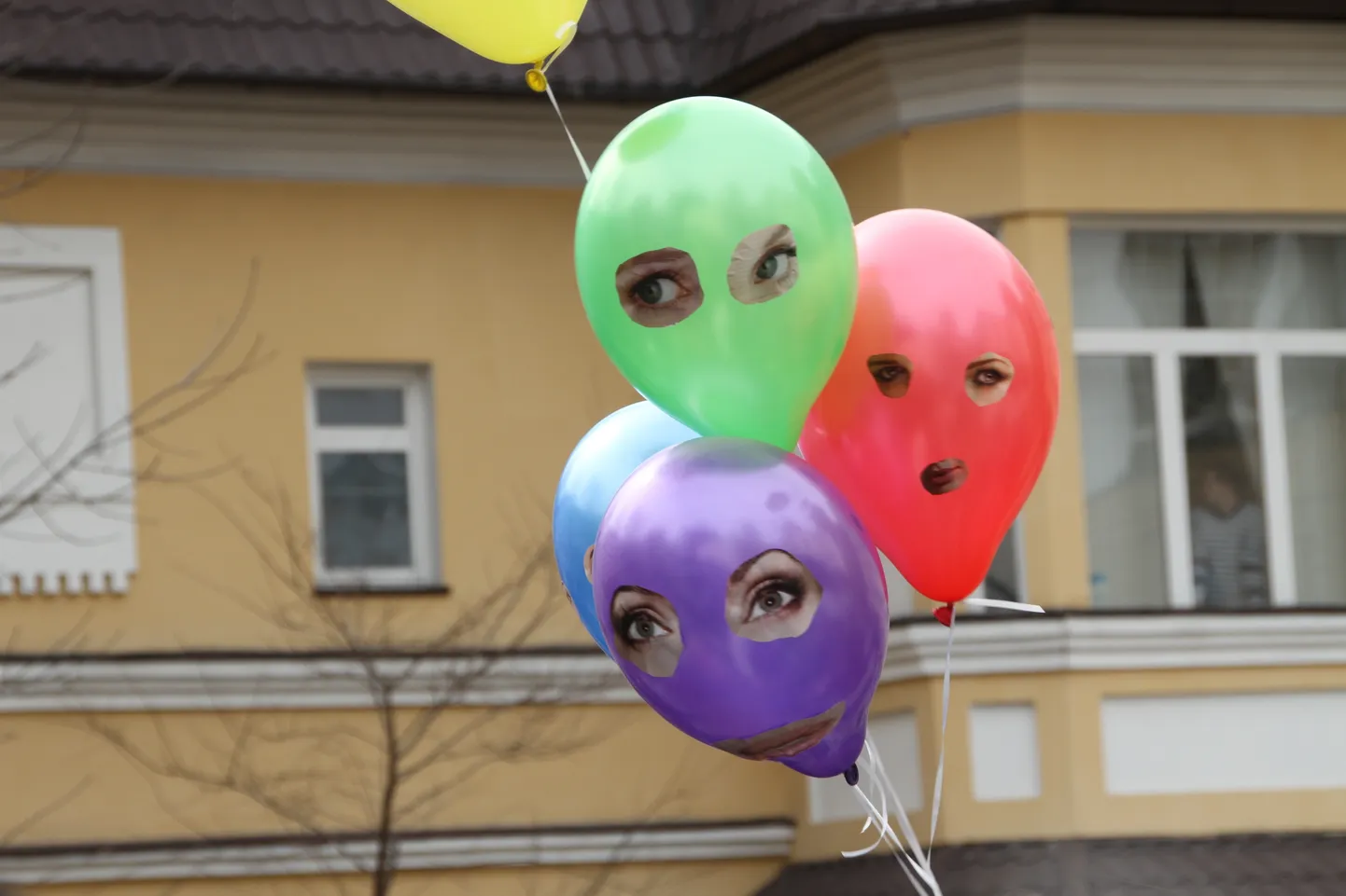 Õhupallid bändiliikmete nägudega.
