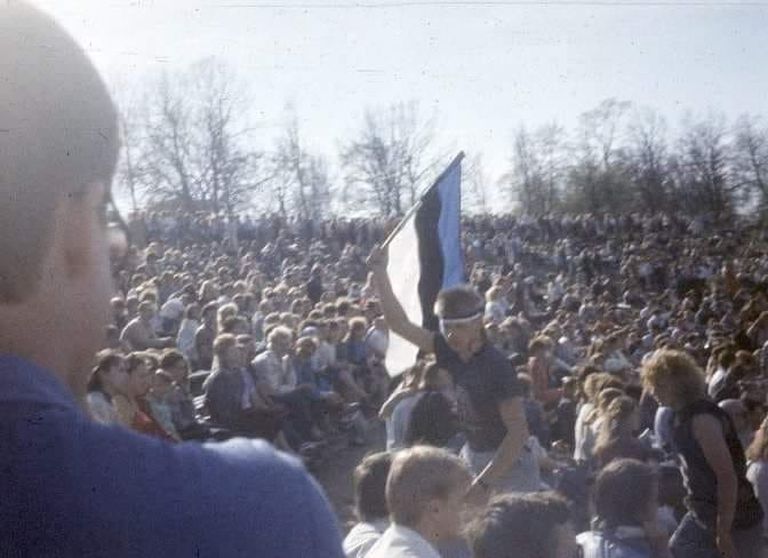 Esimese sinimustvalge lipu Tartu muusikapäevade kontserdile Tähtvere lauluväljakul 14. mail 1988 toonud noormees viis selle kontserdikuulajate vahele lava lähedale.
