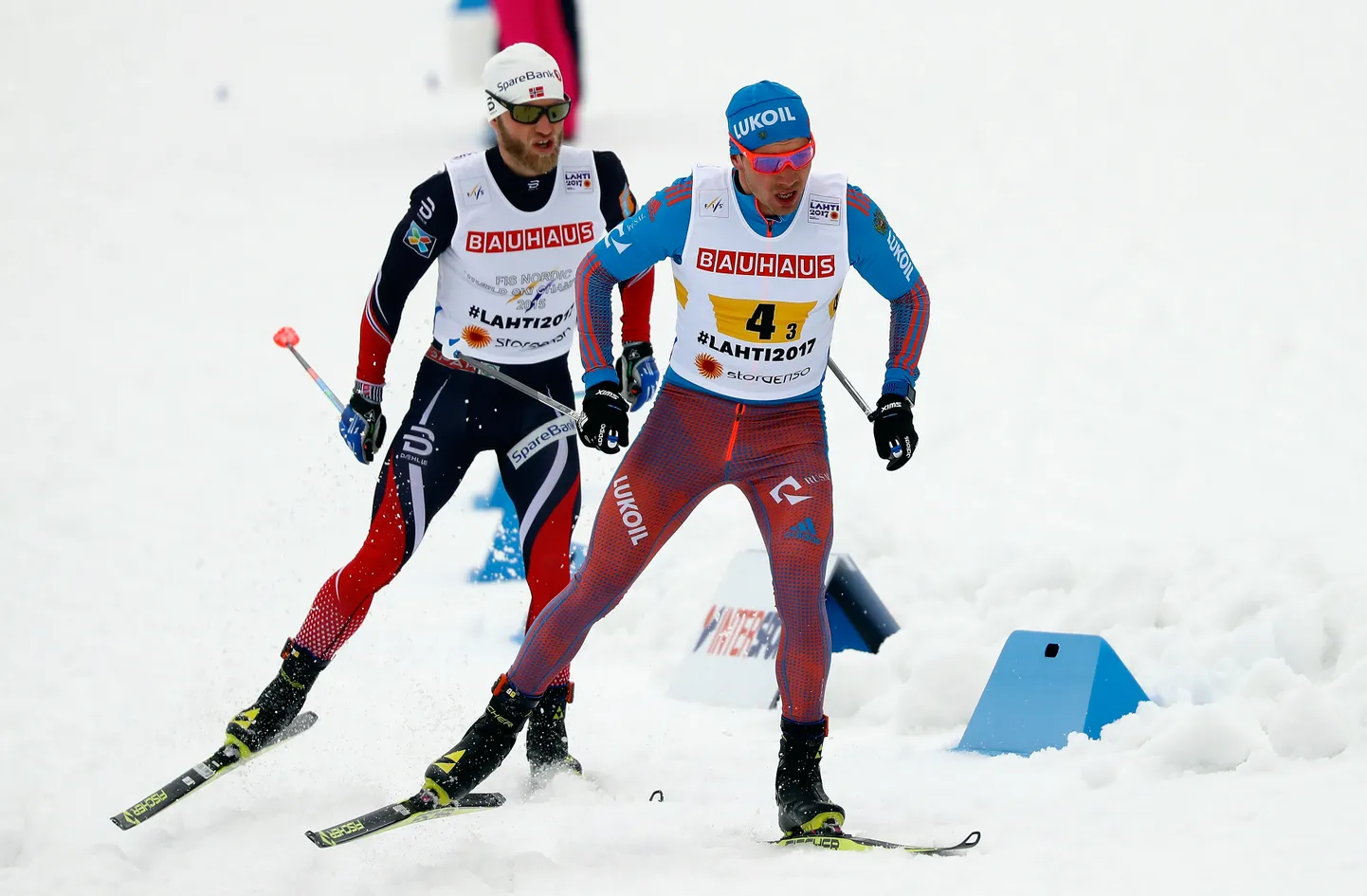 Martin Johnsrud Sundby jälitab Aleksei Tšervotkinit