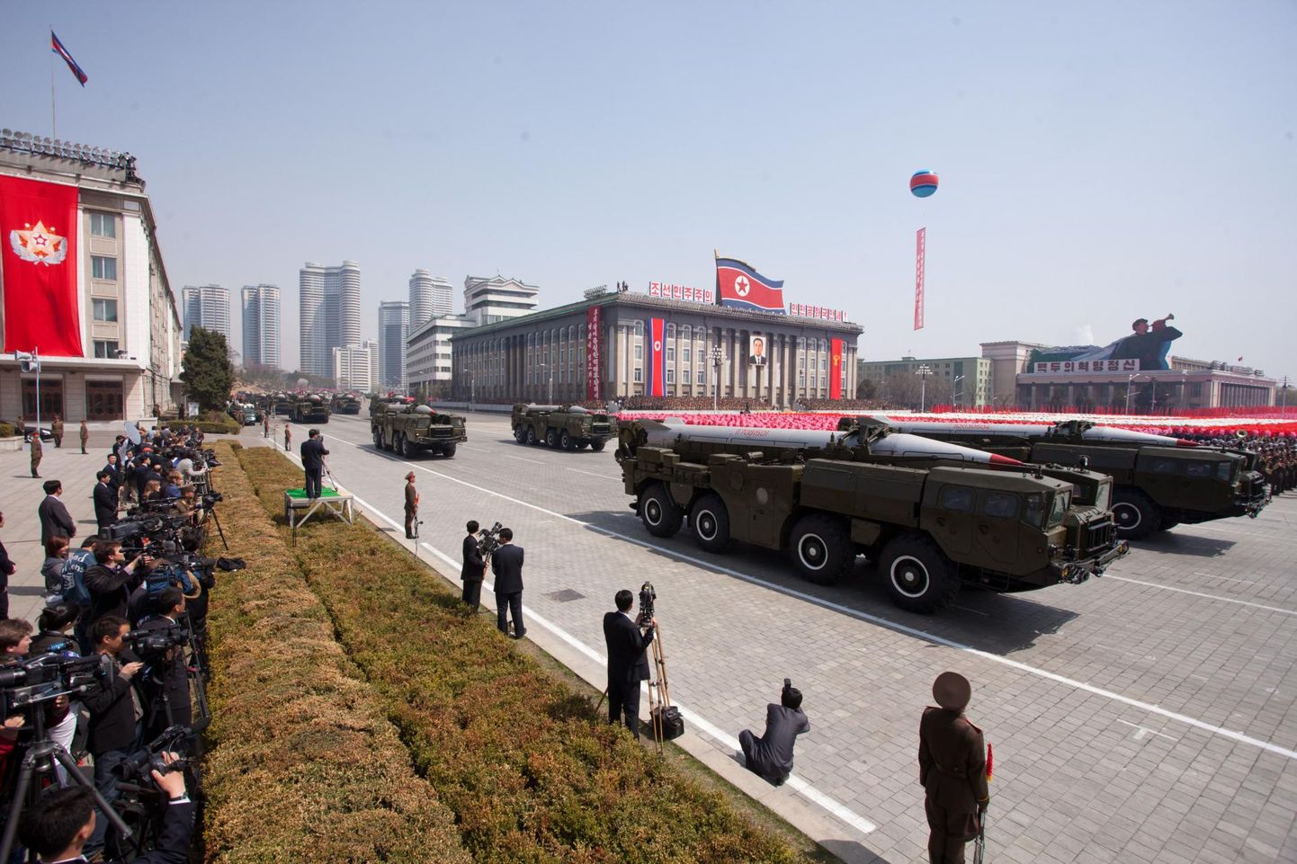 Hwasong-tüüpi interkontinentaalsed raketid Pyongyangis sõjaväeparaadil.