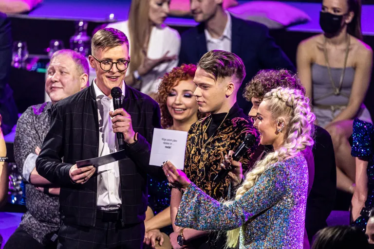 Eesti Laulu esimest poolfinaali kritiseeriti, kuna maskideta osalejad olid kaamera ees liiga tihedalt koos.