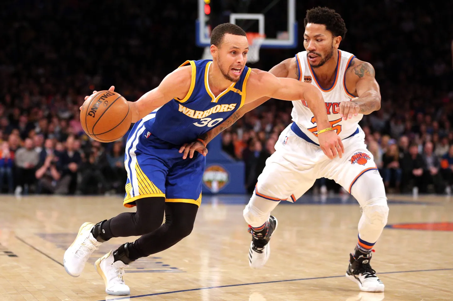 Stephen Curry (vasakul) võitlemas kohtumises New York Knicksi vastu Derrick Rose'iga.