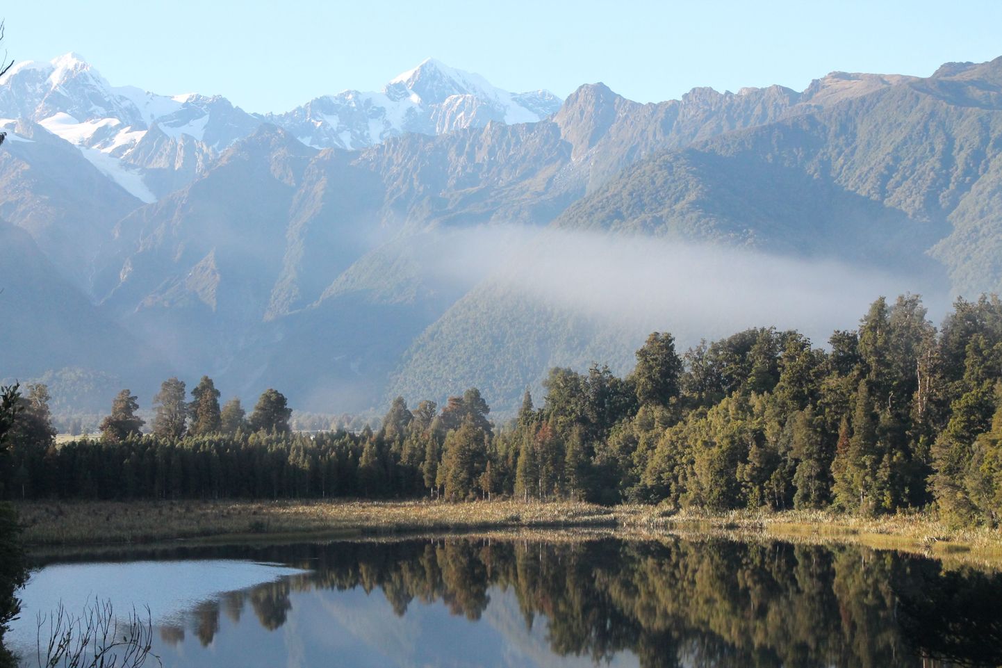 Järv, mille peegelpildist tehakse maailma kuulsaid pilte, kuna saab jäädvustada Uus-Meremaa kõrgemaid mägesid.