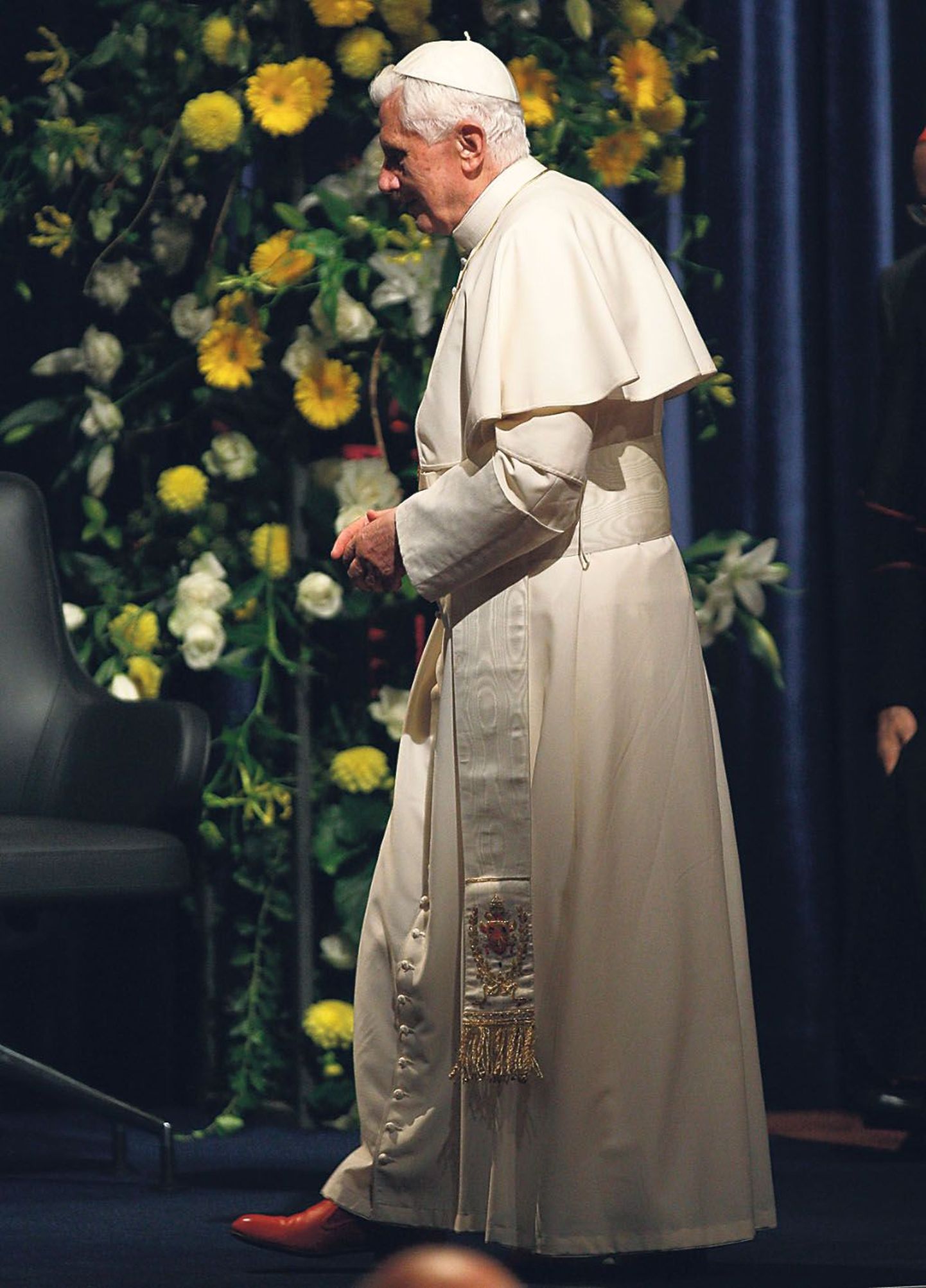 Valgustatud paavstiks saamise asemel eelistas Benedictus XVI jääda tagurliku varjudemaailma teenriks.