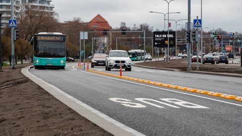 Riigikogu liikmed tahavad lubada mootorrattad ühissõidukirajale