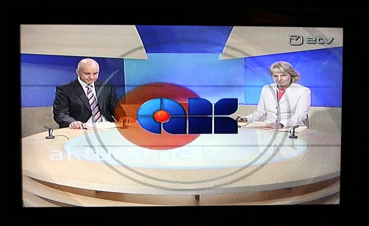 Uudisteankruid hakkas AK diktorite asemel kasutama 2001. aastal. Pildil on praegused uudisteankrud Aarne Rannamäe ja Astrid Kannel.