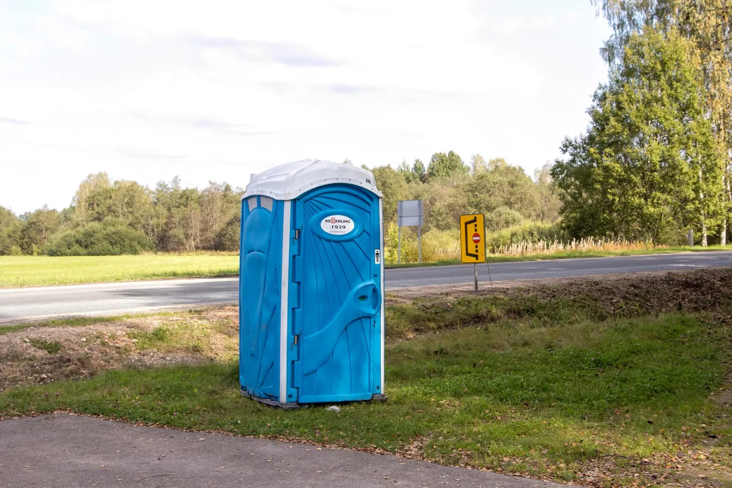 Sindi väliujula juurest varastati sinivalge välikäimla. Foto on illustreeriv.