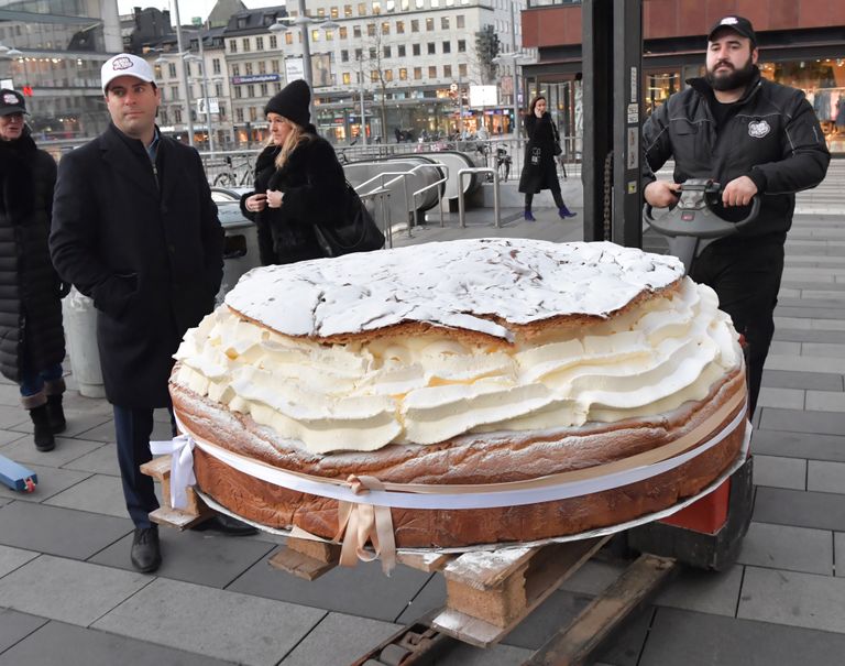 Rekordiväärilist 300 kilogrammi kaaluvat vastlakuklit näidati inimestele täna Stockholmi kesklinnas Sergeli väljakul.