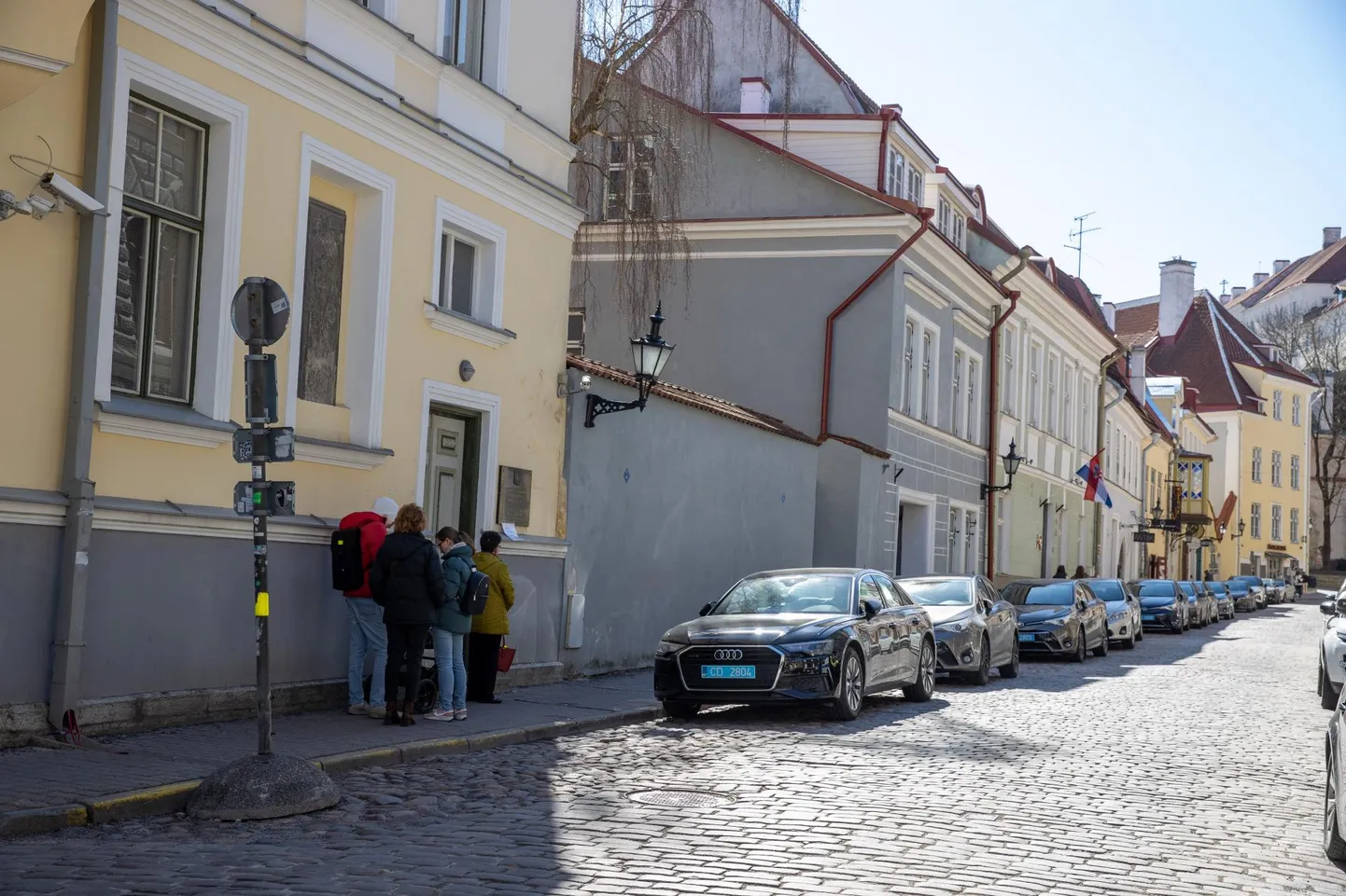 80 meetri pikkusel Laia tänava lõigul tohivad praegu parkida ainult diplomaatiliste numbrimärkidega sõidukid.