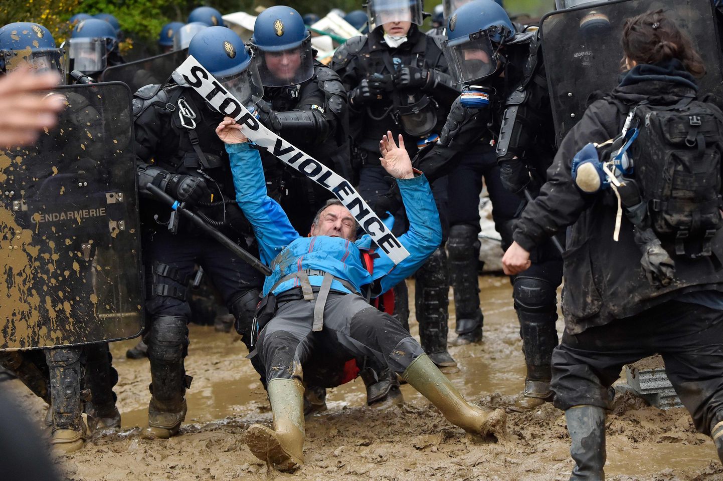 Prantsuse sandarmid aktivisti kallal.