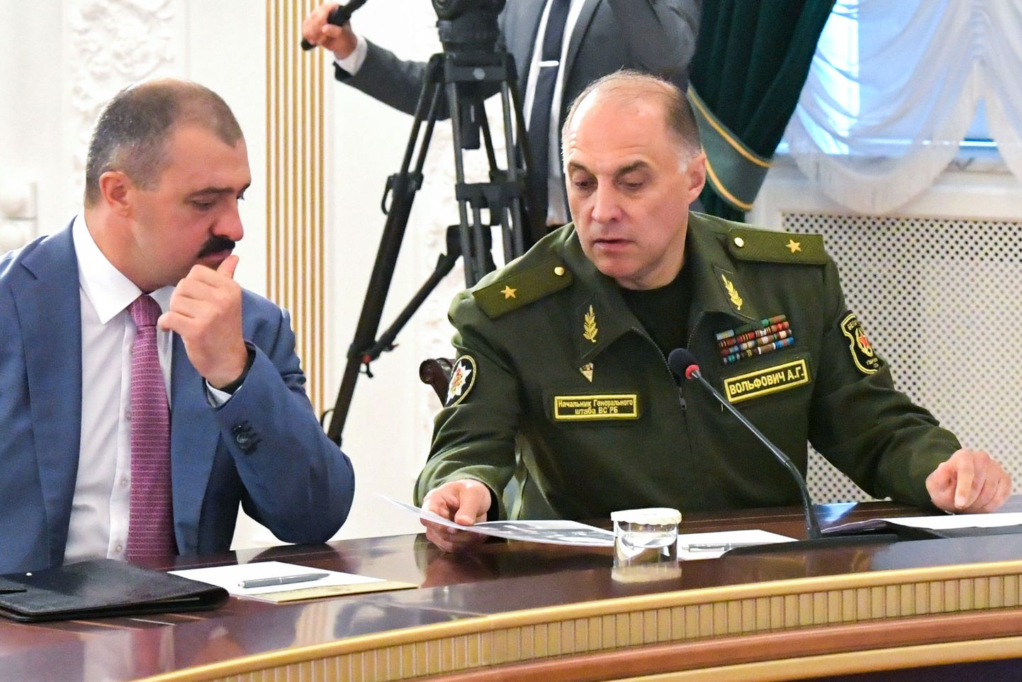 Diktaator Aljaksandr Lukašenka poeg, toonane riikliku julgeoleku nõunik Viktor Lukašenka ja Valgevene julgeolekunõukogu riigisekretär Aleksandr Volfovitš 2020. aastal julgeolekunõukogu istungil.