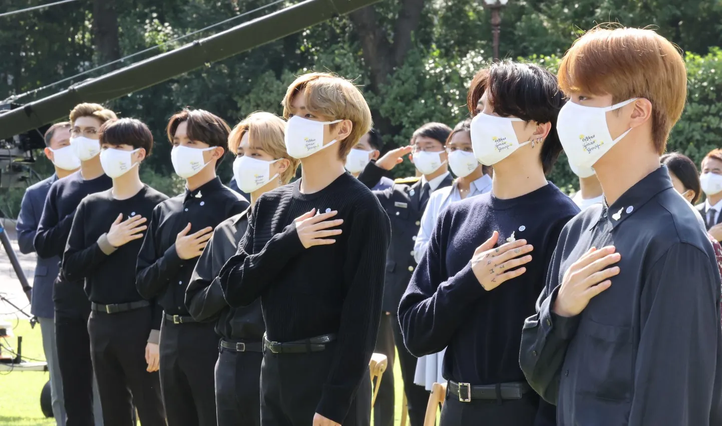 BTSi liikmed annavad au Lõuna-Korea riigilipule presidendilossi aias Soulis.