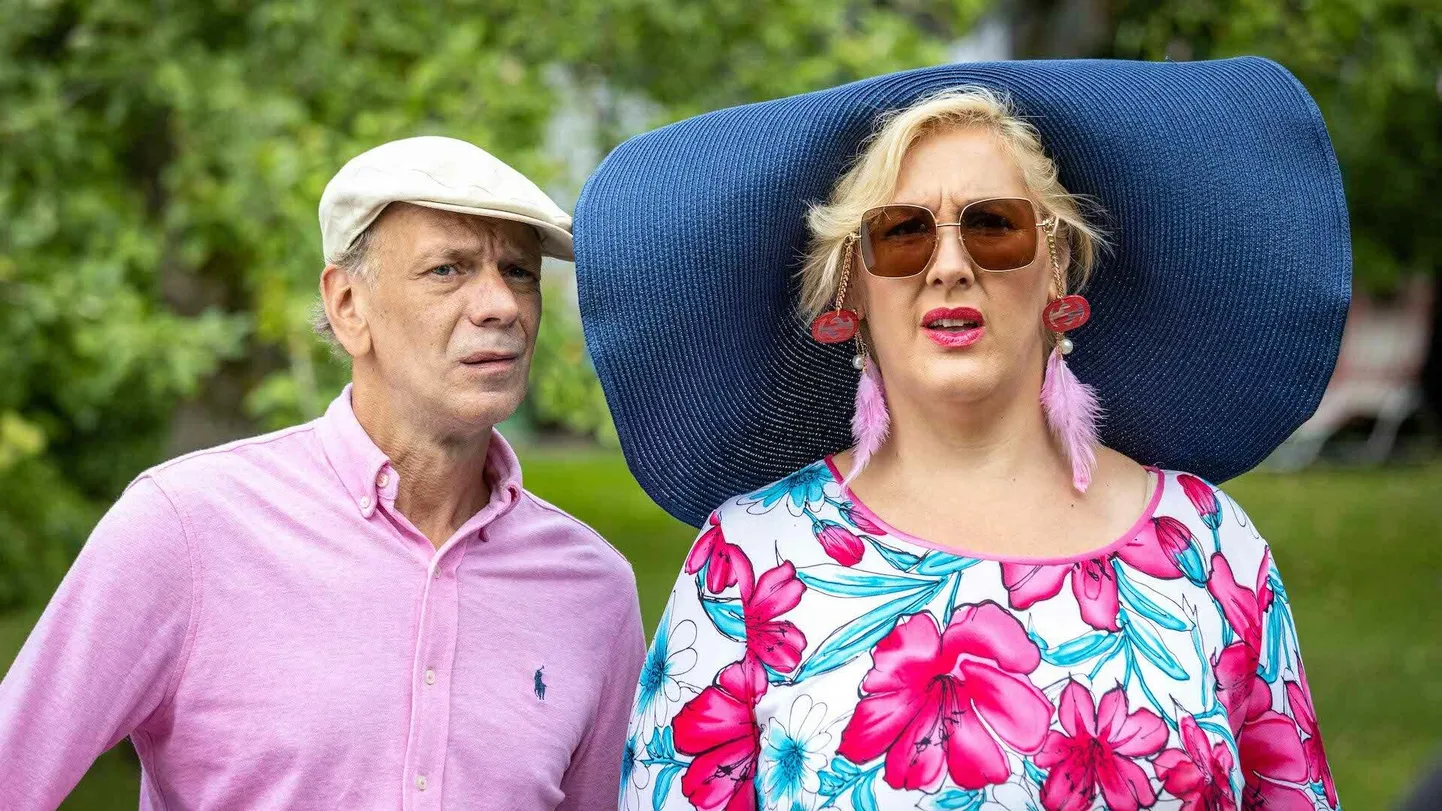 Kaader mängufilmist "Suvitajad". Mängivad Kaire Vilgats, Meelis Rämmeld, Ago Anderson, Pääru Oja, Maarja Jakobson, Kristel Elling, Adele Taska, Robert Klein, Jakob Saare, Lauri Nebel. Stsenarist Martin Algus, režissöör Ergo Kuld.