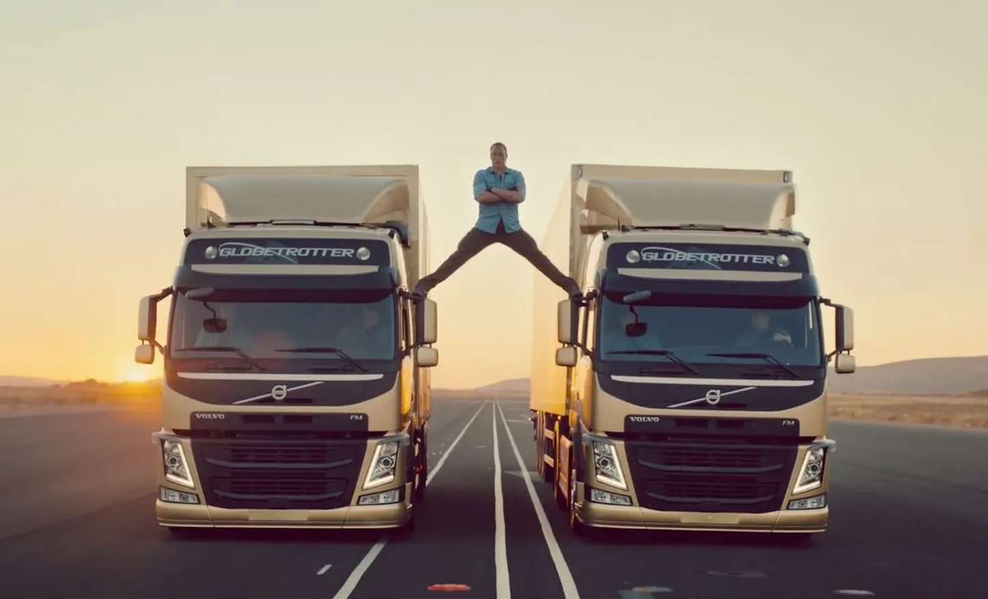 Jean-Claude Van Damme sooritamas trikki Volvo veokitega